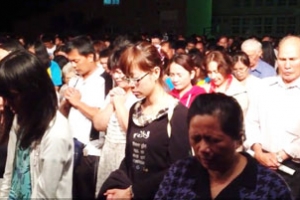昨晚的台東佈道會上，當唐牧師為回應呼召的人禱告時，大批鄉親走到台前，跟著唐牧師一同禱告。（圖：視頻截屏） <br/>