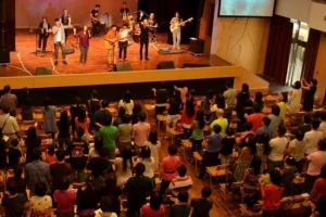 香港馬鞍峰教會剛過去周日的第二次崇拜參加人數銳減至440人，仍吸引不少人參加。(圖：Saddleback Hong Kong facebook) <br/>