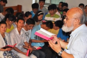 崇基神學院院長盧龍光牧師在今年6月做客山東神學院，分享他對保羅書信的研究成果。(圖：中國基督教網站) <br/>