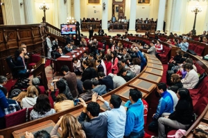 力克在秘魯國會帶領眾多議員跪下禱告。（圖：沒有四肢的生命官網） <br/>