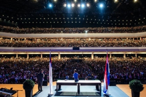 力克在巴拉圭舉行的佈道會座無虛席，超過萬人歸主。（圖：力克臉書） <br/>