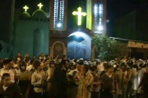 開羅郊區一所教堂20日晚發生流血事件後，引起當地一陣騷亂。（圖：短片截屏） <br/>