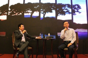 黃國倫(左)與王文祥就事業、家庭、信仰等進行漫談。(圖：基督日報) <br/>
