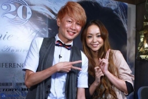 吳建恒與接受他採訪的日本女歌手安室奈美惠。（圖：吳建恒微博） <br/>