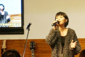 黃美珍日前在新生命小組教會分享她的最新單曲《無聲抗議》 背後的創作故事。（圖：Jesus Fashion） <br/>