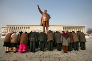 北韓為穩固尊崇執政者的政權，嚴禁百姓接觸海外媒介。(圖：asianews) <br/>
