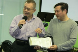 至左：许宗實牧師與周逸方牧師在中日韓裔牧者團契演講。（圖：大洛杉磯教會網絡） <br/>