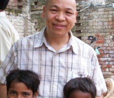 葉牧師在印度貧民窟宣教。 <br/>