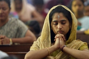 印度基督徒在教堂努力禱告。（圖：網絡截屏） <br/>
