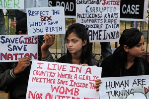 印度女性抗議頻發的性侵事件，敦促政府加強執法，保護女性安全。（圖：網絡截屏） <br/>
