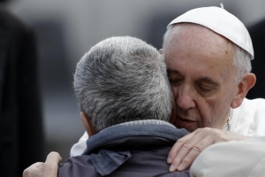 天主教教宗方濟周三在梵蒂岡聖伯多祿廣場為信徒祝福時，主動祝福一位臉面嚴少重凹陷的男性，並跟他擁抱。(圖：GREGORIO BORGIA/AP) <br/>