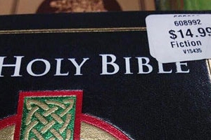 好市多將聖經分類在「小說區」裡，售價14.95美元。（圖：網絡截屏） <br/>