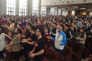 張牧師在首爾愛之教會向逾千名中國青年人佈道。（圖：張伯笠牧師臉書） <br/>