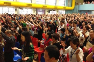 張牧師在香港給上千名來自大陸的教牧領袖進行培訓。（圖：張伯笠牧師臉書） <br/>