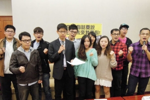 學生代表27日宣布組「捍衛家庭學生聯盟」，反對多元成家法案倉促立法。 （圖：東森新聞網） <br/>