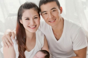 劉畊宏夫婦和他們第一個孩子合影。（圖：劉畊宏臉書） <br/>