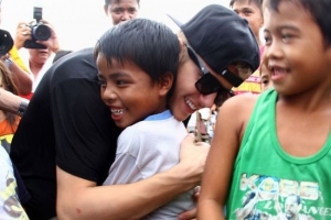 小賈斯汀用愛心擁抱菲國災區學童。（圖：Justin Bieber 推特） <br/>