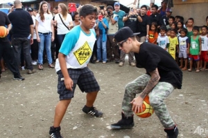 小賈斯汀與災童打球，現場歡聲笑語。（圖：Justin Bieber 推特） <br/>