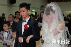 裕美與主內男友林恩浩攜手步入婚姻殿堂。（圖：蘋果日報） <br/>