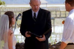格萊茲與他的女友在牧師的見證下締結神聖婚約。（圖：網絡截屏） <br/>