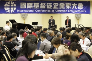 洛杉磯華人教會同工聯會總幹事的邱茂松牧師首先在開幕式為大會代禱。（圖：本報記者） <br/>