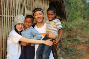 黑人范范夫妻探訪尼泊爾的貧童。（圖：陳建州臉書） <br/>