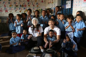 黑人范范夫妻探訪尼泊爾的貧童。（圖：陳建州臉書） <br/>