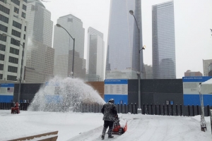 位於曼哈頓下城的世貿中心遺址的除雪人員努力工作。（圖：本報記者） <br/>