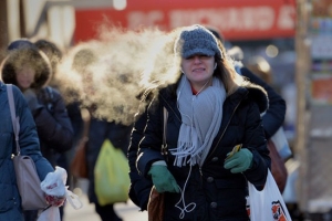 一位婦女迎著寒風走在曼哈頓街頭。（圖：Getty Images） <br/>