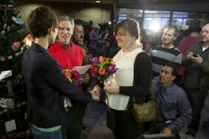 猶他州宣佈同性戀禁令違憲後，一對女同性戀者當天就舉行了婚禮。(圖：BBC) <br/>