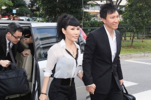 康希和何耀珊夫婦在最後一刻抵達法院。兩人十指相扣，面露微笑，看似胸有成竹。（圖：City News） <br/>