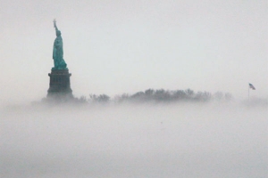被濃霧環繞的自由女神像猶如「騰雲駕霧」一般。（圖：網絡截屏） <br/>