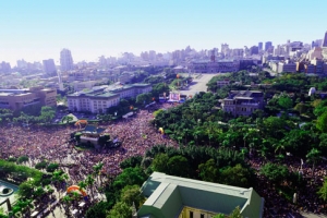 台灣數十萬民眾去年11月30日凱道大遊行，反對多元成家草案。（圖：網絡截屏） <br/>