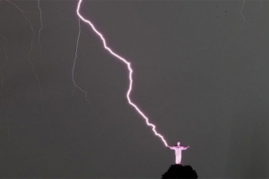 巴西裏約熱內盧著名地標耶穌雕像16日晚遭到雷電擊中右手損壞。（圖：網絡截屏） <br/>