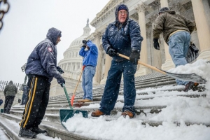 21日的暴風雪過後，工人在華府國家部門前的臺階上清理積雪。（圖：CNN） <br/>