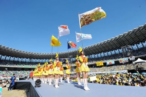 景美女中儀隊，為大會師舉行授旗儀式。（圖：台灣世界展望會提供） <br/>
