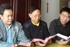 北京家庭教會聖愛團契信徒在查經。（圖：對華援助協會） <br/>