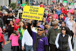 浩浩蕩蕩的反墮胎遊行隊伍中不乏基督徒的身影。（圖：本報記者） <br/>