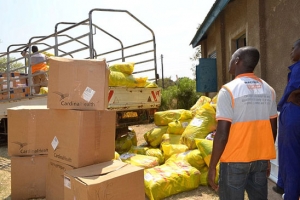 宣明會在烏干達北部Adjumani向南蘇丹難民提供救援物資。 <br/>
