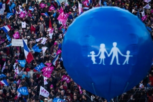 參與巴黎遊行的民眾人山人海，向政府表達捍衛傳統家庭的訴求。（圖：法新社） <br/>