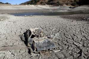 加州的一個湖水乾涸，湖底被廢棄的汽車顯露出來。（圖：網絡截屏） <br/>