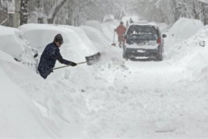 不久前的大暴風雪讓波士頓的交通大亂，民眾鏟雪開闢車道。（圖：網絡截屏） <br/>