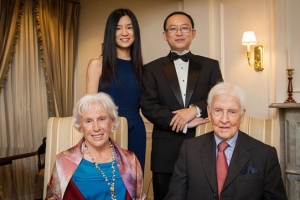 余杰劉敏夫婦2012年领取公民自由奬時與美國知名人士合影。（圖：余杰臉書） <br/>