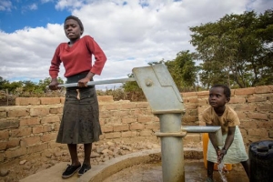 在尚比亞，世界展望會為社區開挖新井，供應58個家庭所需。(圖：台灣世界展望會提供) <br/>