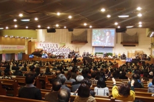 康希牧師上週末在首爾江南商業區的純福音教會證道。（圖：康希推特） <br/>