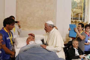 教宗方濟為病患禱告祝福，展現親民形象。（圖：網絡截屏） <br/>