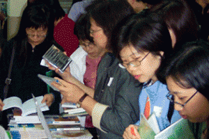 10月17日，400位來自香港各教會的教牧同工共聚在培正教育中心，參與由福音證主協會主辦、香港教會更新運動協辦的「讓聖經再造生命」聖經教導事工研討會暨研習坊。（圖：基督新報/Carol U） <br/>