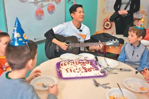 韋禮安在波士尼亞身心障礙兒童中心用音樂表達關愛。（圖：台灣世界展望會） <br/>