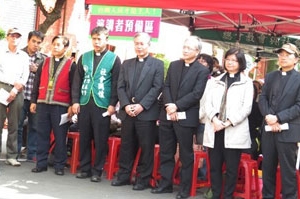台灣長老會牧者到抗議現場給與聲援。（圖：台灣長老教會官網） <br/>