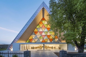 坂茂為新西蘭地震災民打造的紙教堂外景。（圖：網絡截屏） <br/>